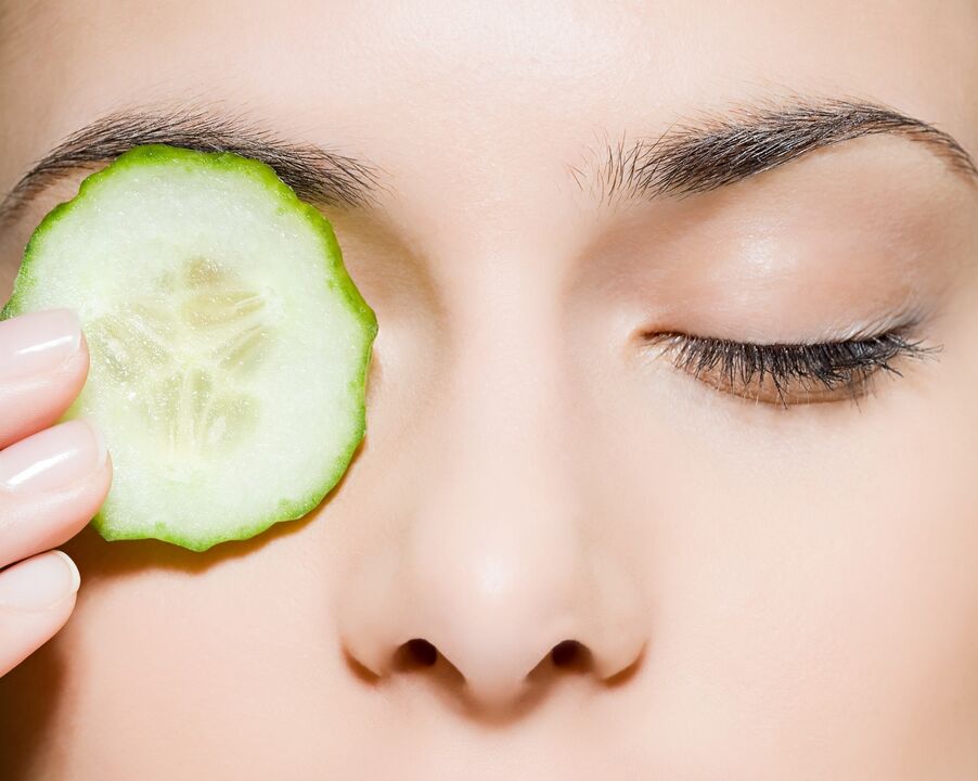 cucumber for rejuvenation of the skin around the eyes